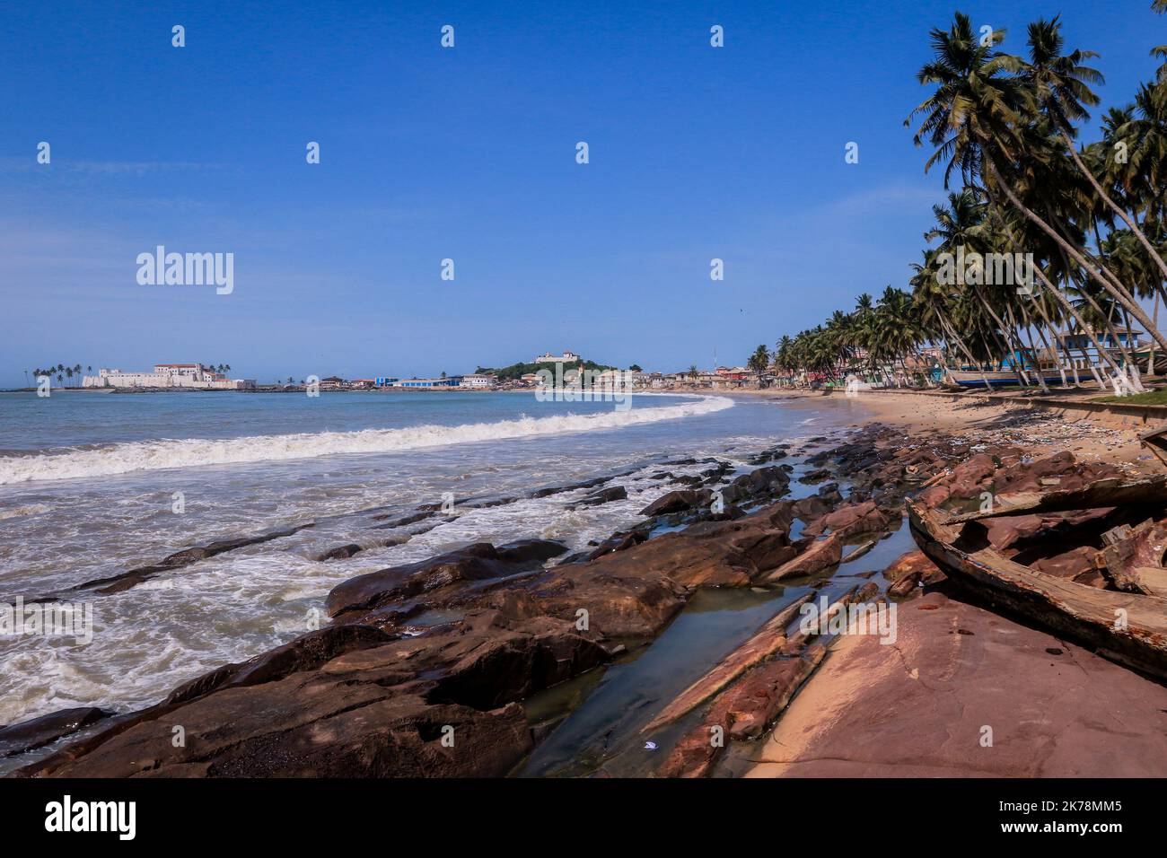 Fernsicht auf das Cape Coast Slave Castle von der Atlantikküste in Ghana, Westafrika Stockfoto