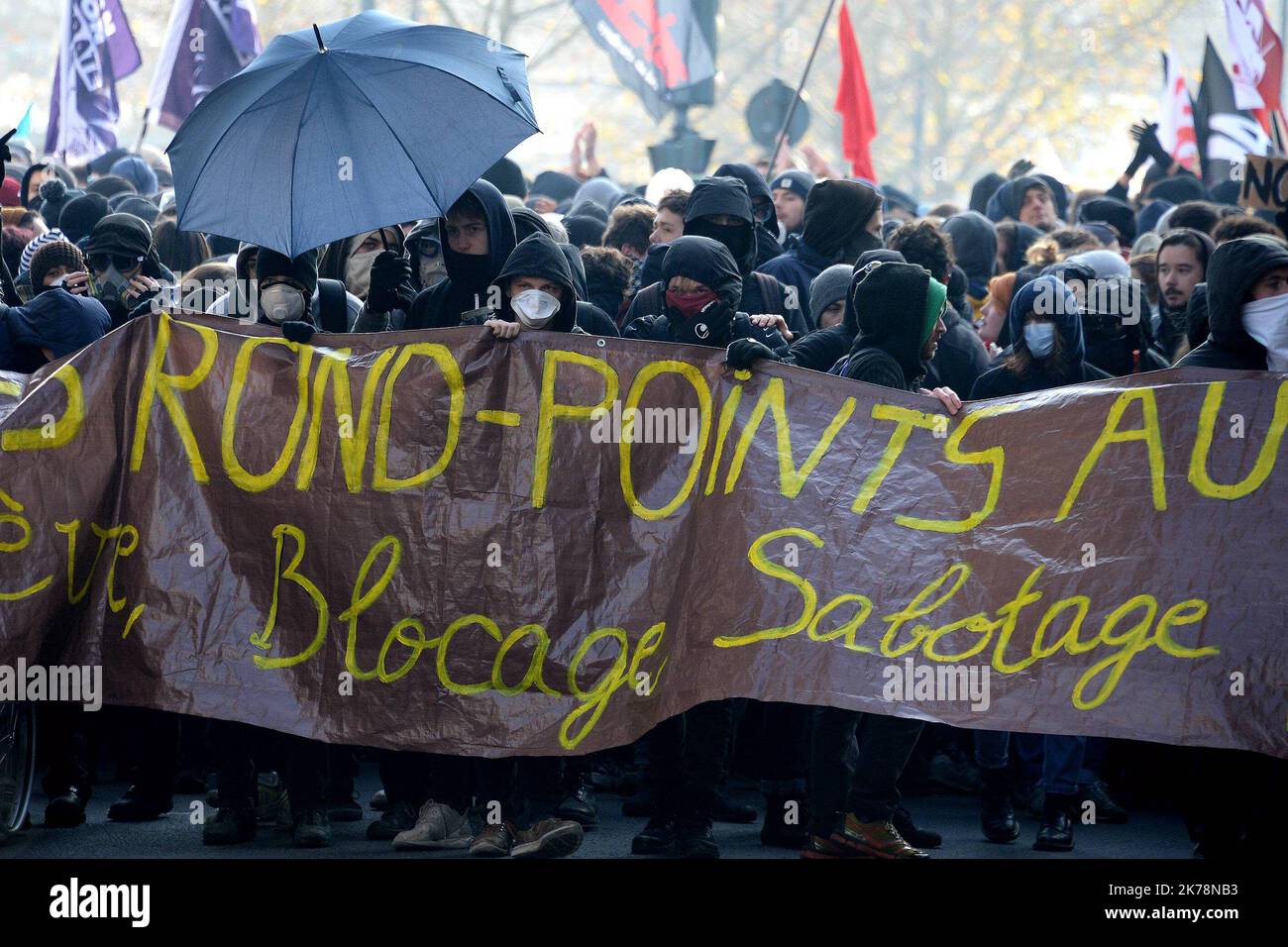 ©PHOTOPQR/OUEST FRANCE/Marc Ollivier ; Rennes ; 04/12/2019 ; Les Manifestants ultra gauche A Rennes en Bretagne la mobilization est massive ce jeudi. Plusieurs Professions et syndicats appelaient à la Grève et à des Manifestations dans plusieurs villes de France, initialement pour protester contre la réforme des retraites - 2019/12/05. Einer der größten Streiks des öffentlichen Sektors, der Frankreich seit Jahrzehnten getroffen hat, wird sich fortsetzen, nachdem die französische Regierung ihre Pläne zur Einführung kontroverser Rentenreformen nicht mehr getroffen hat. Landesweite Aktion am Donnerstag lähmte die Verkehrsverbindungen im Land, während sch Stockfoto