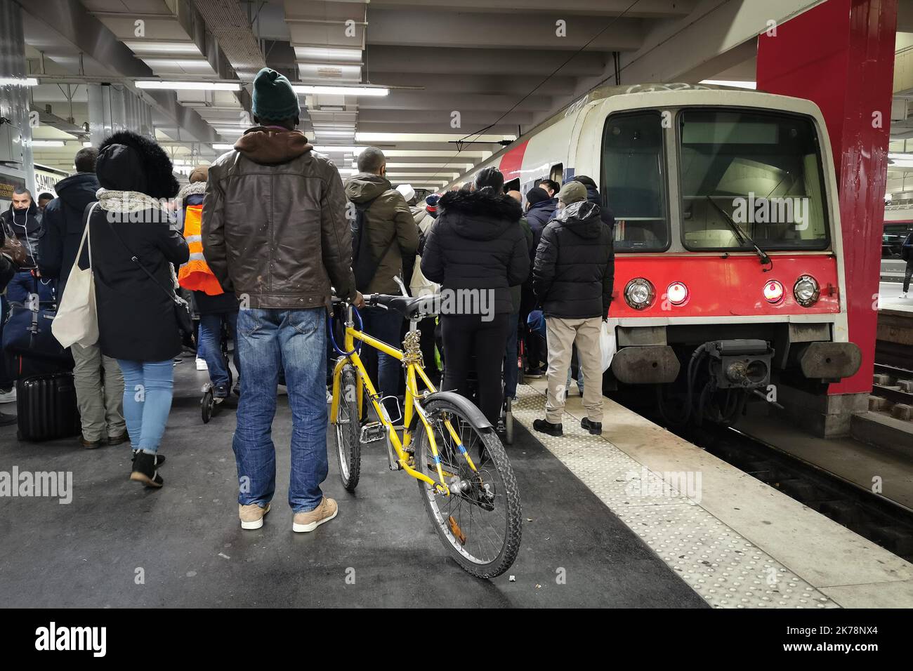 SNCF / RATP streikt am 9. Dezember 2019 auf der RER-Linie B am Gare du Nord gegen die Rentenreform. Stockfoto