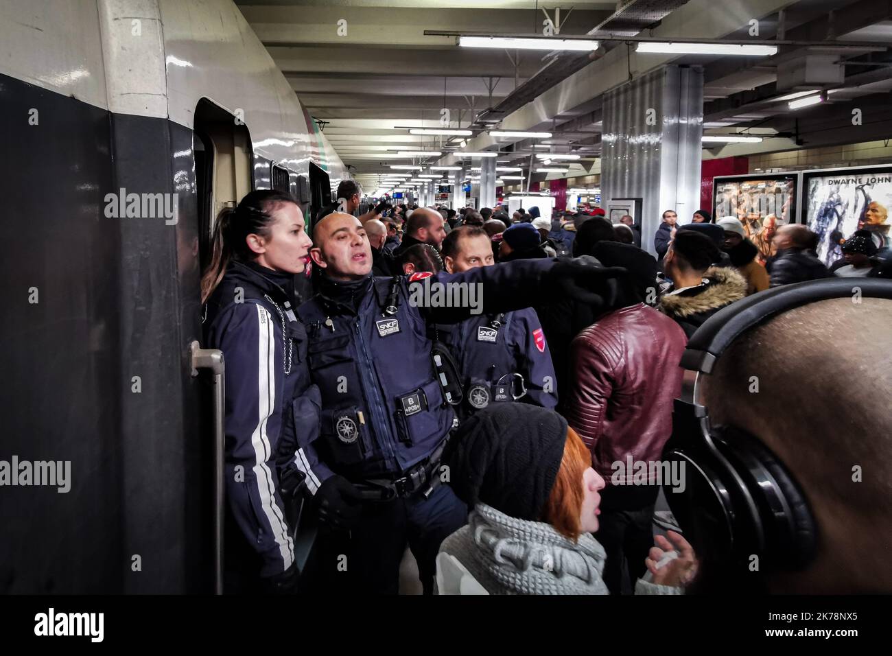 SNCF / RATP streikt am 9. Dezember 2019 auf der RER-Linie B am Gare du Nord gegen die Rentenreform. Stockfoto