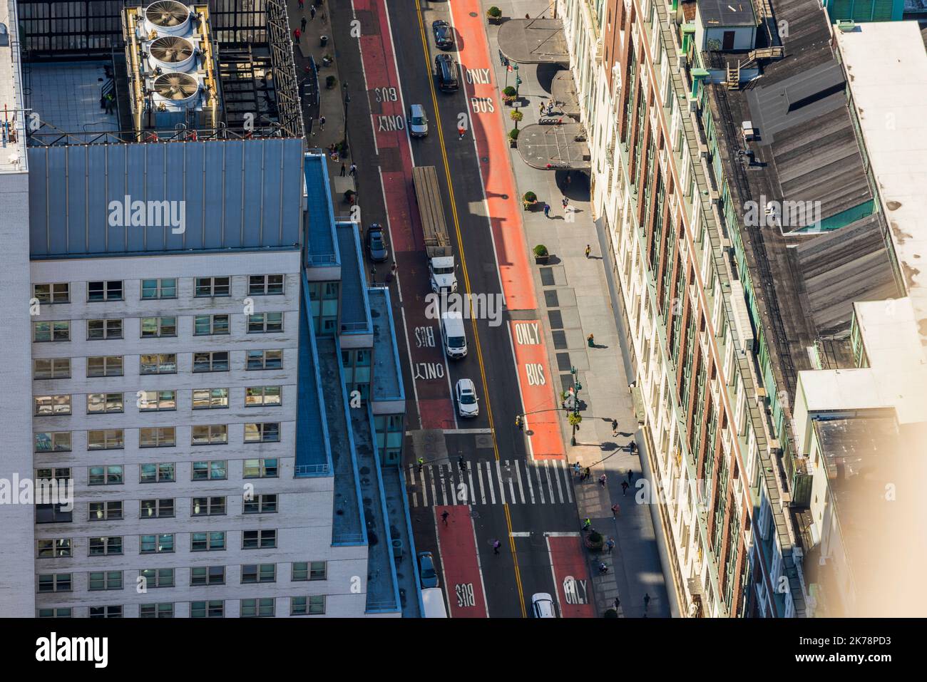 Schöner Blick auf die Stadt auf der Manhattan Street an sonnigen Sommertagen. New York, USA. Stockfoto