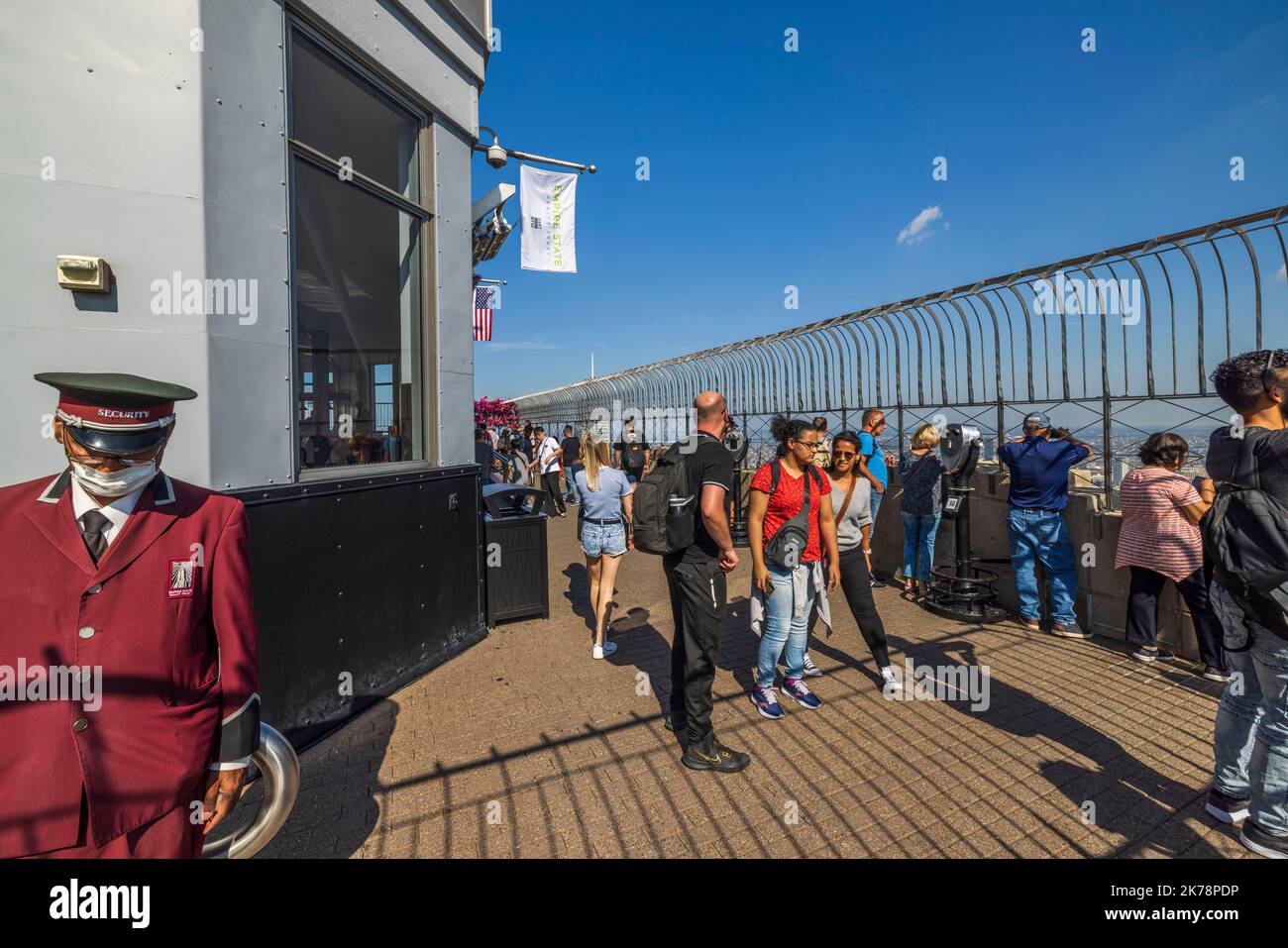 Sehen Sie Touristen auf dem 86.-stöckigen Aussichtstisch des Empire State Building. New York, USA. Stockfoto