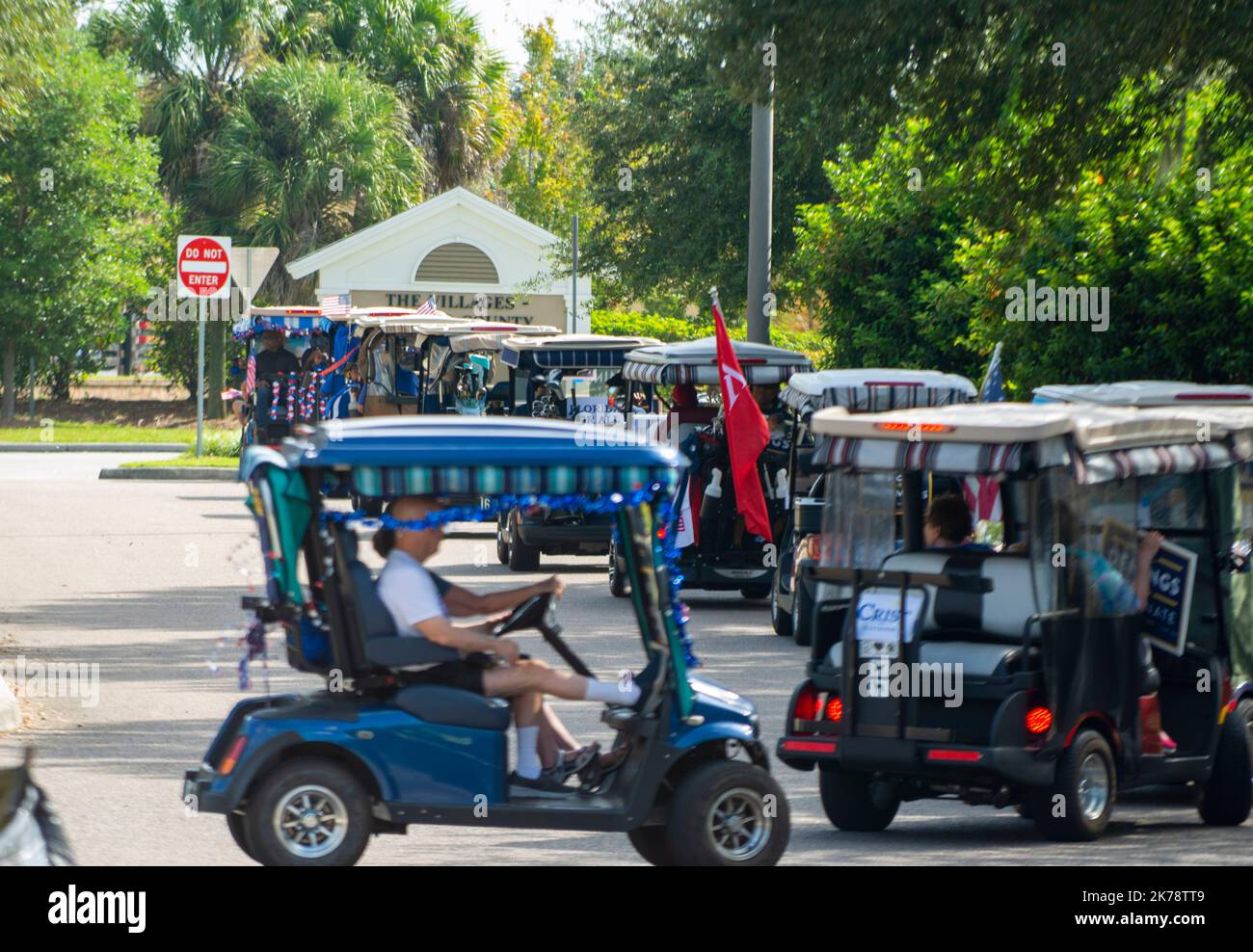 The Villages, Florida, USA. 17. Oktober 2022. Am 17. Oktober 2022, The Villages, FL: Eine Parade von Golfkarren führt nach einem Wahlkampfauftritt des demokratischen Senatskandidaten, Rep. Val Demings, zu einem frühen Wahllokal in den Dörfern, einer weitläufigen Altersgruppe in Zentral-Florida. (Bild: © Dominic Gwinn/ZUMA Press Wire) Bild: ZUMA Press, Inc./Alamy Live News Stockfoto