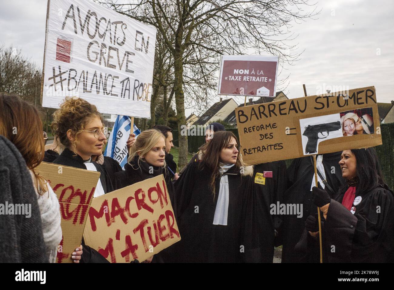 Frankreich / Haut-de-France / Dunkirk - während des Besuchs von Präsident Emmanuel Macron in der Pharmafabrik AstraZeneca in Dunkirk (Norden), beunruhigt durch Demonstranten gegen die Rentenreform sowie Gelbwesten. Dünkirchen, Frankreich, Montag, 20. Januar 2020. Stockfoto