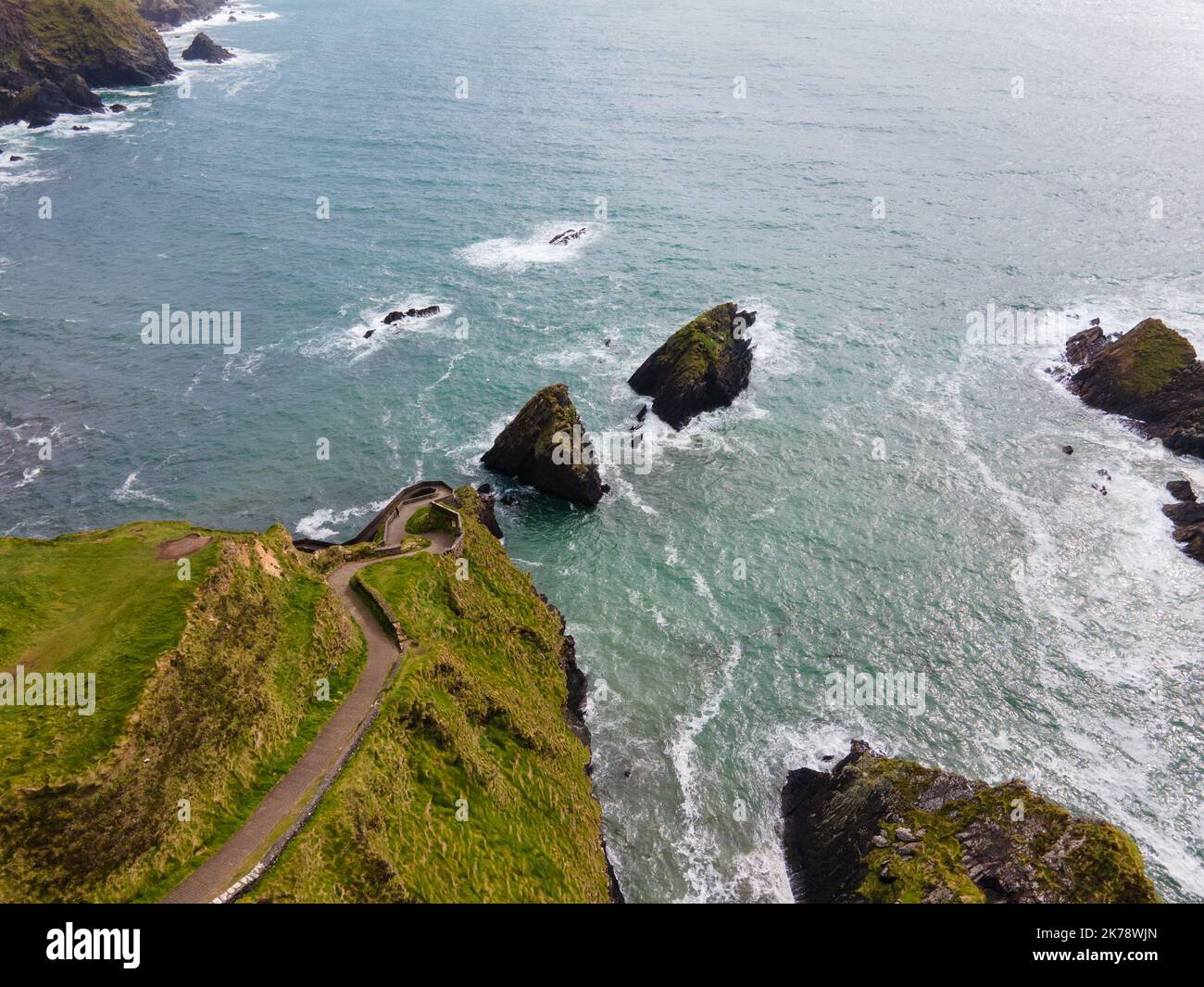 Irland, County Kerry - Dunquin Pier Ich lag über der malerischen Fahrt Slea Head. In den Sommermonaten bringt eine Fähre Besucher zur Great Blasket Island Stockfoto