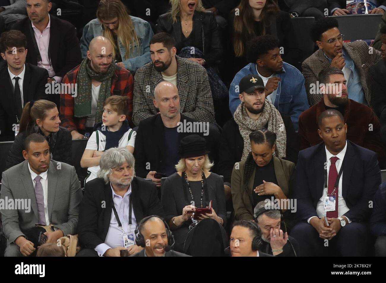 Thierry omeyer , Vincent Gerard , Nicolas Karabatic und Luka Karabatic während des Basketballspiels von NBA Paris Game 2020 zwischen Milwaukee Bucks und Charlotte Hornets am 24. Januar 2020 in der AccorHotels Arena in Paris, Frankreich - Foto Laurent Lairys /MAXPPP Stockfoto