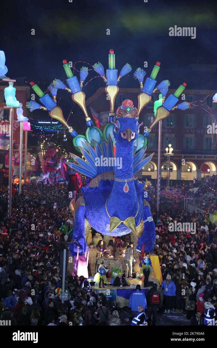 Gesamtansicht des Karnevals von Nizza 2020 in Nizza, Frankreich. Dieses Jahr ist das Karnevalsthema Mode. Karnevalswagen Paraden finden Tag und Nacht statt. Es gibt auch mehrere Blumenschlachten (Blumenparaden), die auf der Promenade des Anglais stattfinden Stockfoto