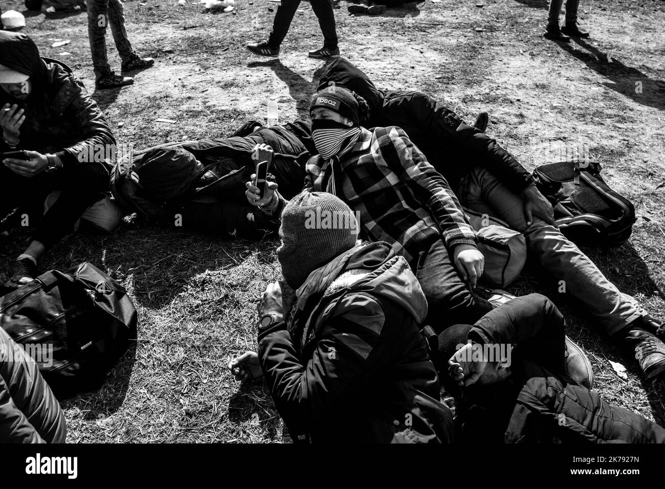 Eine Gruppe marokkanischer und algerischer Flüchtlinge wartet in der Nähe der türkisch-griechischen Grenze in der Hoffnung, dass sie sich öffnen wird. Vor drei Tagen nach der Ankündigung von Präsident Erdogan, die Grenzen zu öffnen, versammelten sich Tausende von Flüchtlingen in der Region Edirne in der Hoffnung, Griechenland zu versammeln. 2. März 2020. Pazarkule, Türkei. Stockfoto
