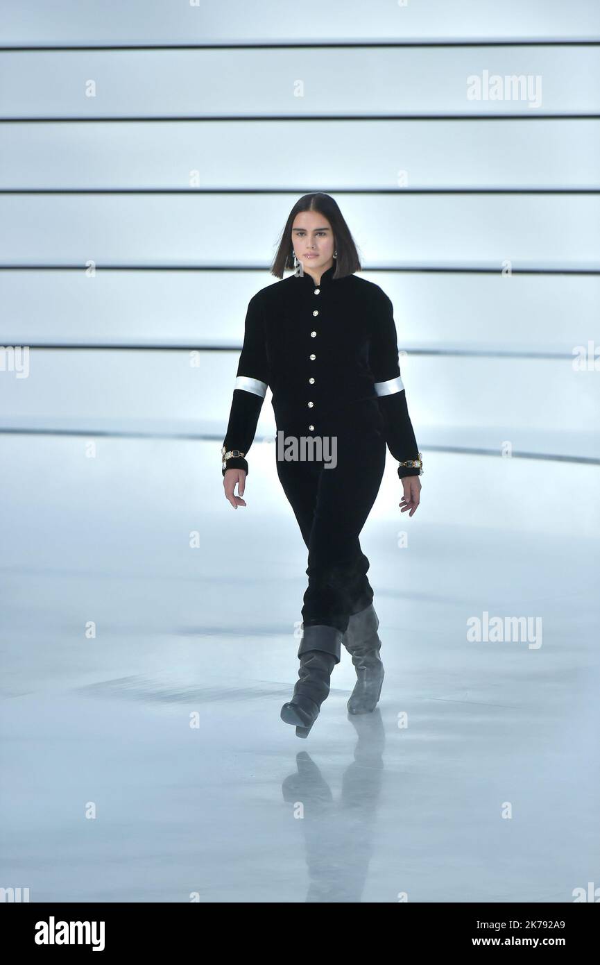 Ein Model geht während der Chanel Ready to Wear Fashion Show im Rahmen der Paris Fashion Week Womenswear Herbst/Winter 2020-2021 am 03. März 2020 in Paris, Frankreich, auf die Piste. Stockfoto