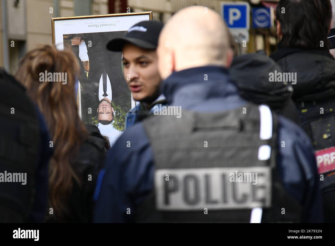 Die Polizei übertüncht die Porträts von Emmanuel Macron, der Vereinigung ANV Cop 21, der gekommen ist, um die Porträts an den Elysee zurückzugeben Stockfoto