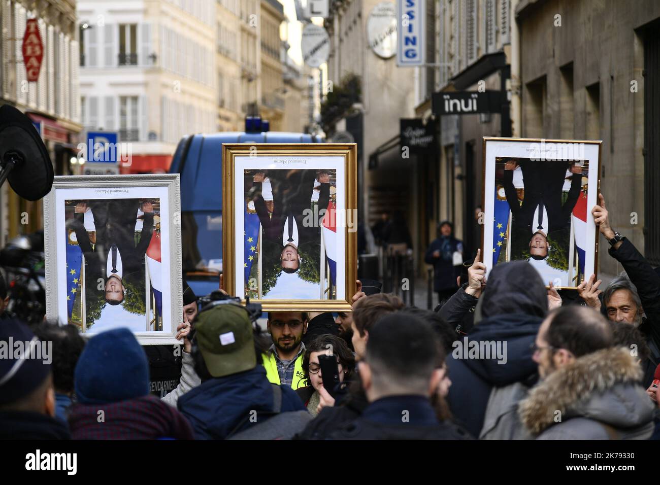 Die Polizei übertüncht die Porträts von Emmanuel Macron, der Vereinigung ANV Cop 21, der gekommen ist, um die Porträts an den Elysee zurückzugeben Stockfoto