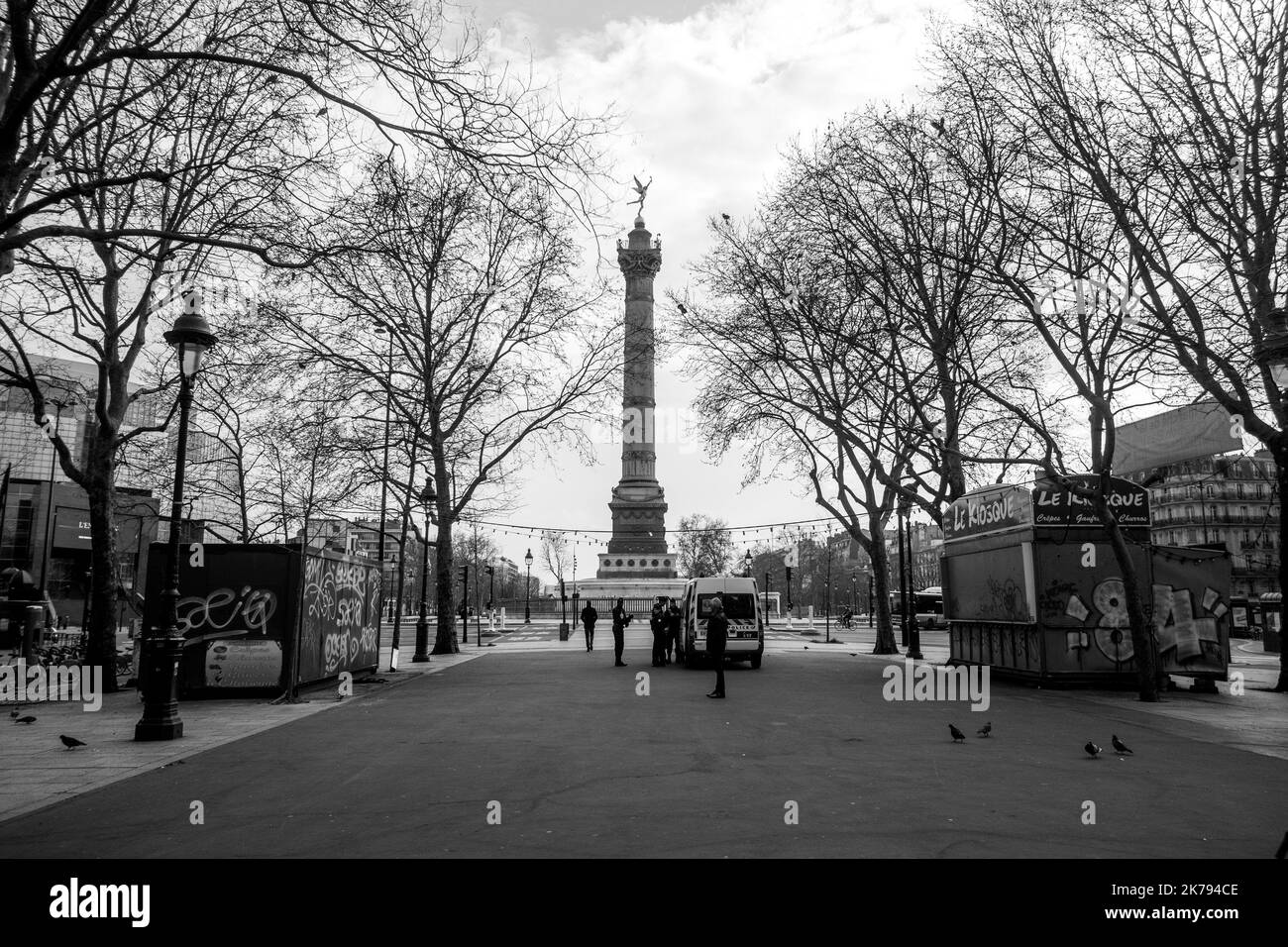 Die Polizei patrouilliert am Place de la Bastille. Es ist 4:45 Uhr Erster Tag der Inhaftiertheit für die Franzosen nach der Ankündigung von Präsident Emmanuel Macron. Seit Mittag sind die Bewegungen der Franzosen eingeschränkt. Außergewöhnliche Maßnahmen, um die Ausbreitung des Coronavirus, covid-19, zu stoppen. Paris, Frankreich. 17. März 2020. Stockfoto