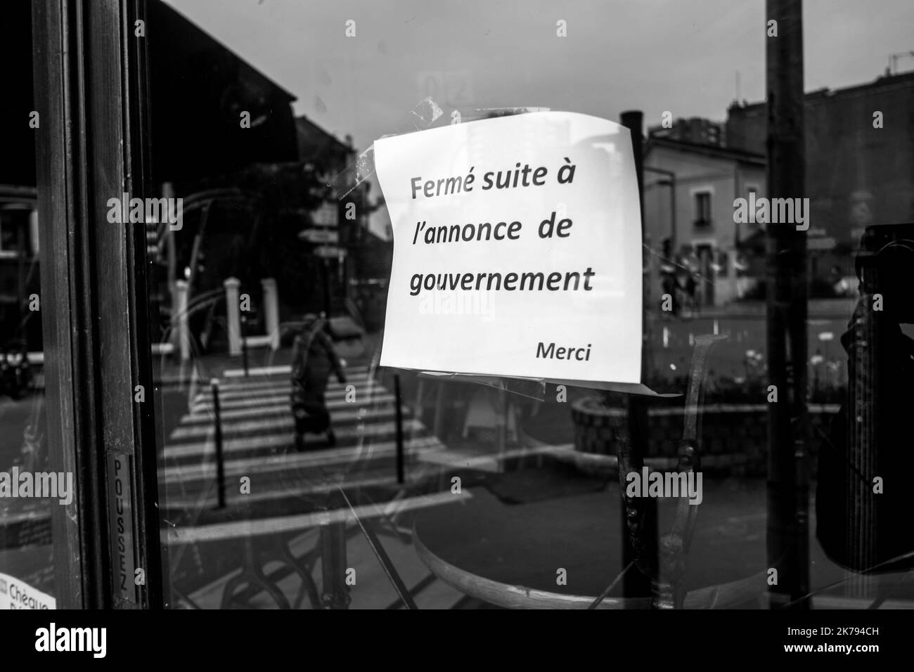 Eine lilafarbische Brasserie-Bar schließt nach Regierungsankündigungen. Erster Tag der Inhaftiertheit für die Franzosen nach der Ankündigung von Präsident Emmanuel Macron. Seit Mittag sind die Bewegungen der Franzosen eingeschränkt. Außergewöhnliche Maßnahmen, um die Ausbreitung des Coronavirus, covid-19, zu stoppen. Paris, Frankreich. 17. März 2020. Stockfoto