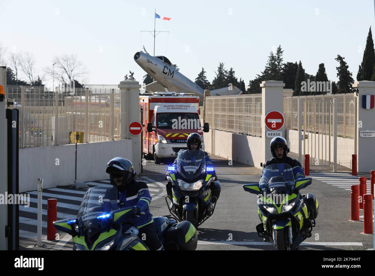 Toulon, Frankreich, märz 18. 2020 - covid19 infizierte wurden aus dem Krankenhaus in Mulhouse (Region mit Patienten gesättigt) zurückgeführt. Hier im Krankenwagen, zwischen Flugzeug und Krankenhaus Stockfoto