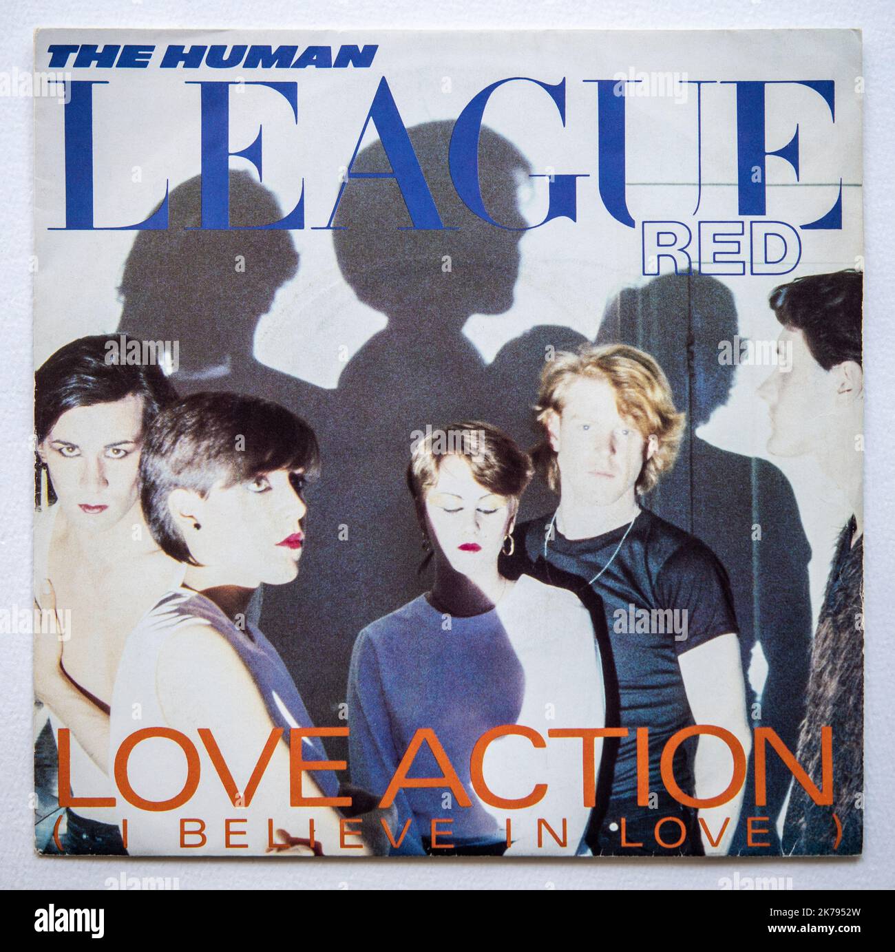 Bildercover der 7-Zoll-Single-Version von Love Action (I Believe in Love) von The Human League, die 1981 veröffentlicht wurde. Stockfoto