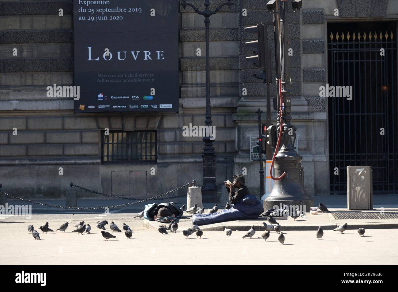 Frankreich, Paris, obdachlos in der leeren Stadt Paris wegen des Coronavirus, COVID 19. Der Eiffelturm und alle touristischen Orte sind von Touristen verlassen Stockfoto