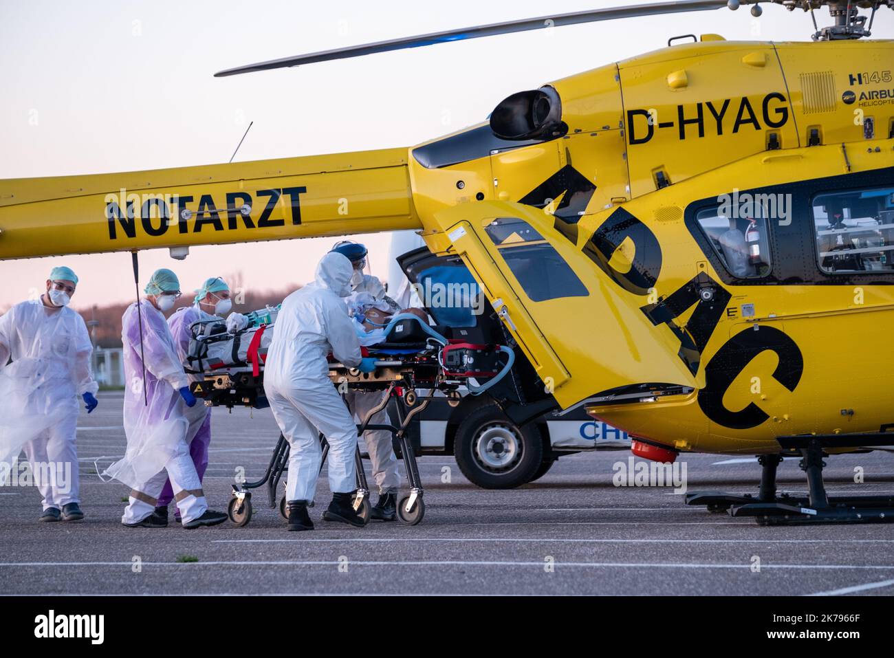 Metz, Frankreich. Zwei deutsche Hubschrauber des ADAC holen auf dem Parkplatz der internationalen Messe in Metz zwei Opfer des Coronavirus ab, um sie nach Deutschland zu transportieren Stockfoto
