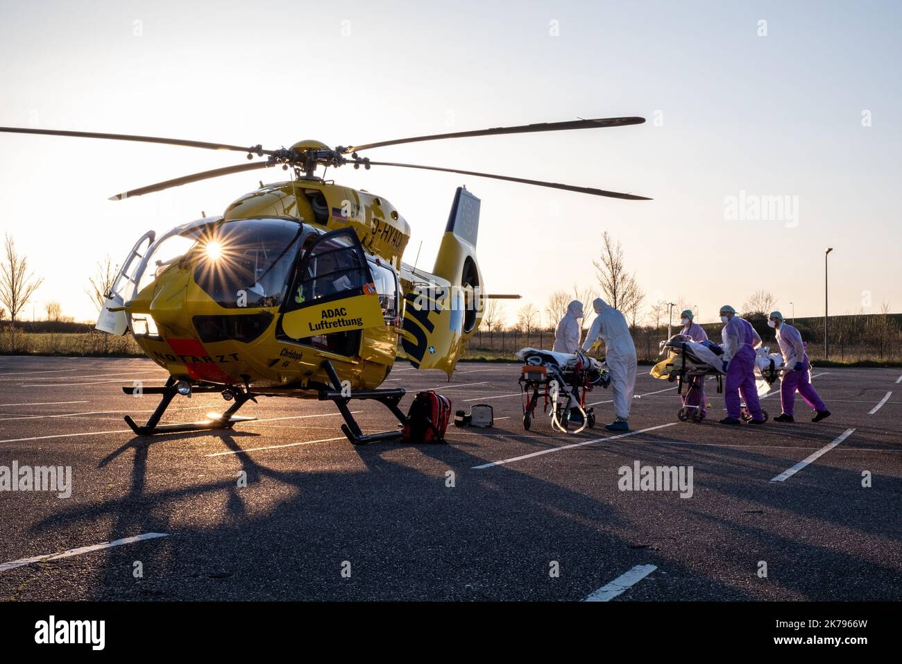 Metz, Frankreich. Zwei deutsche Hubschrauber des ADAC holen auf dem Parkplatz der internationalen Messe in Metz zwei Opfer des Coronavirus ab, um sie nach Deutschland zu transportieren Stockfoto