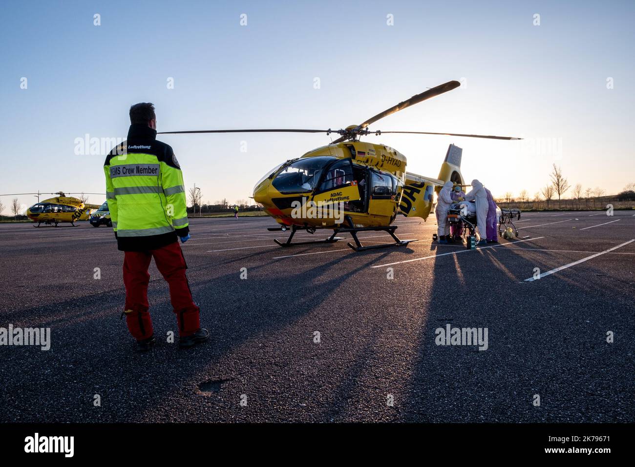 Metz, Frankreich. Zwei deutsche Hubschrauber des ADAC holen auf dem Parkplatz der internationalen Messe in Metz zwei Opfer des Coronavirus ab, um sie nach Deutschland zu transportieren Stockfoto