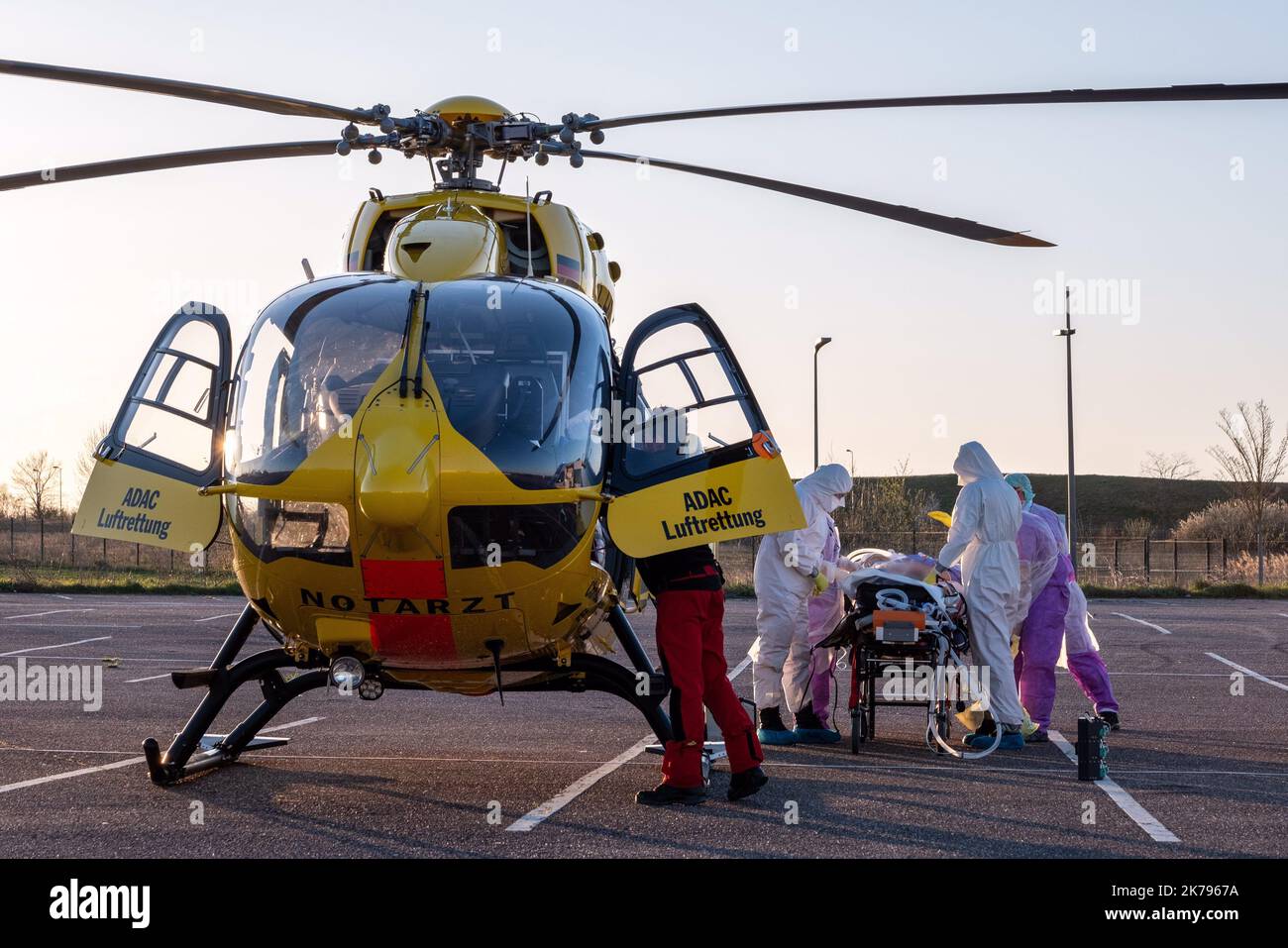 Metz, Frankreich. Zwei deutsche Hubschrauber des ADAC holen auf dem Parkplatz der internationalen Messe in Metz zwei Opfer des Coronavirus ab, um sie nach Deutschland zu transportieren Stockfoto