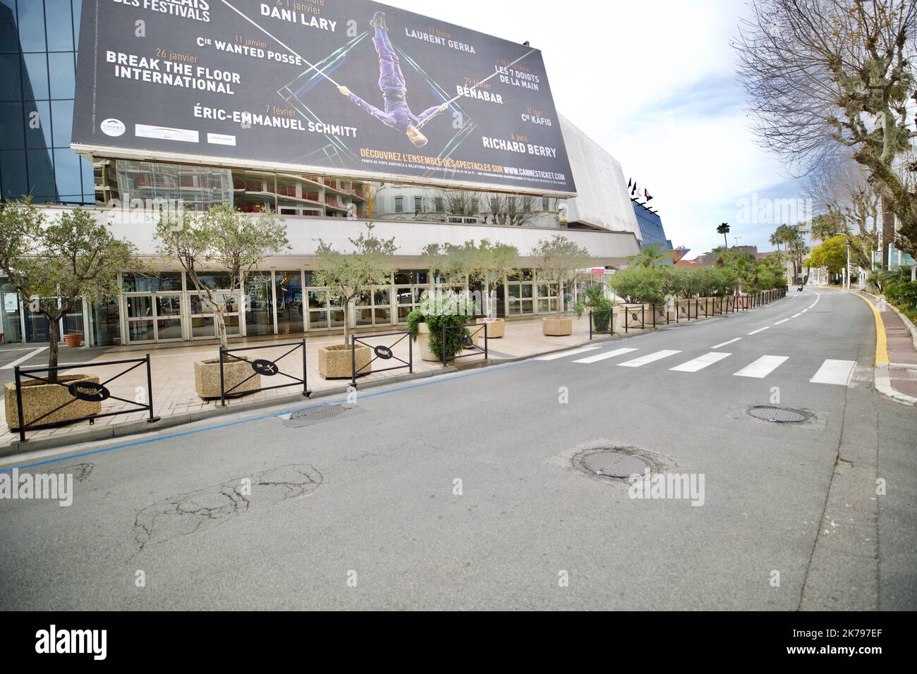 Der Palais des Festival, der sich normalerweise auf das Filmfestival in Cannes vorbereiten würde, hat stattdessen seine Türen als Unterschlupf für Obdachlose während der Coronavirus-Sperre geöffnet Stockfoto