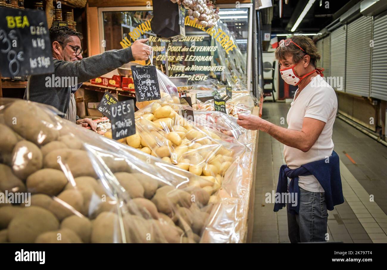Der Lebensmittelmarkt Les Halles in Nimes, Frankreich, dessen Zugang auf 100 Personen beschränkt ist, wird beibehalten. Seit Beginn der Containment-Einführung begrüßt Les Halles weiterhin Kunden im Stadtzentrum mit strengen sanitären Bedingungen. Die Stände haben auch beschlossen, die Einrichtung eines (kostenlosen) Lieferservice zu koordinieren. Stockfoto
