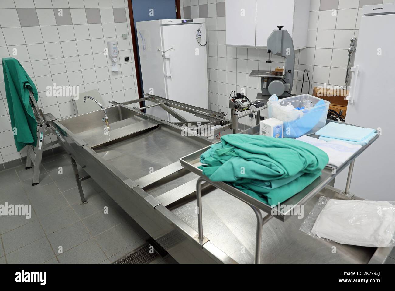 â©PHOTOPQR/L'ALSACE/Thierry GACHON ; Mulhouse ; 02/04/2020 ; Le laboratoire de MÃ©decine lÃ©gale au Service mortuaire de l'hÃ´pital Emile Muller Ã Mulhouse (aussi appelÃ© Mönchsberg) Anhänger la pandÃ©mie du coronavirus, le 2 avril 2020. - Mulhouse, Frankreich, april 2. 2020 - die Leichenhalle in Mulhouse. Das Elsass ist eines der am stärksten von covid-19 betroffenen Gebiete in Frankreich Stockfoto