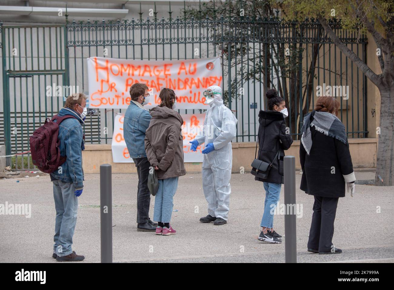 Marseille, Frankreich, april 2. 2020 - Menschen, die Schlange stehen, um zum IHU-Krankenhaus von DrRaoult zu gehen Stockfoto