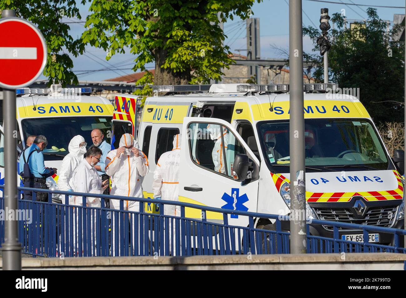 Gare Saint-Jean, Bordeaux, 3. April 2020. Transfer von Patienten, die mit dem TGV vom Universitätskrankenhaus Straßburg ankommen. Stockfoto