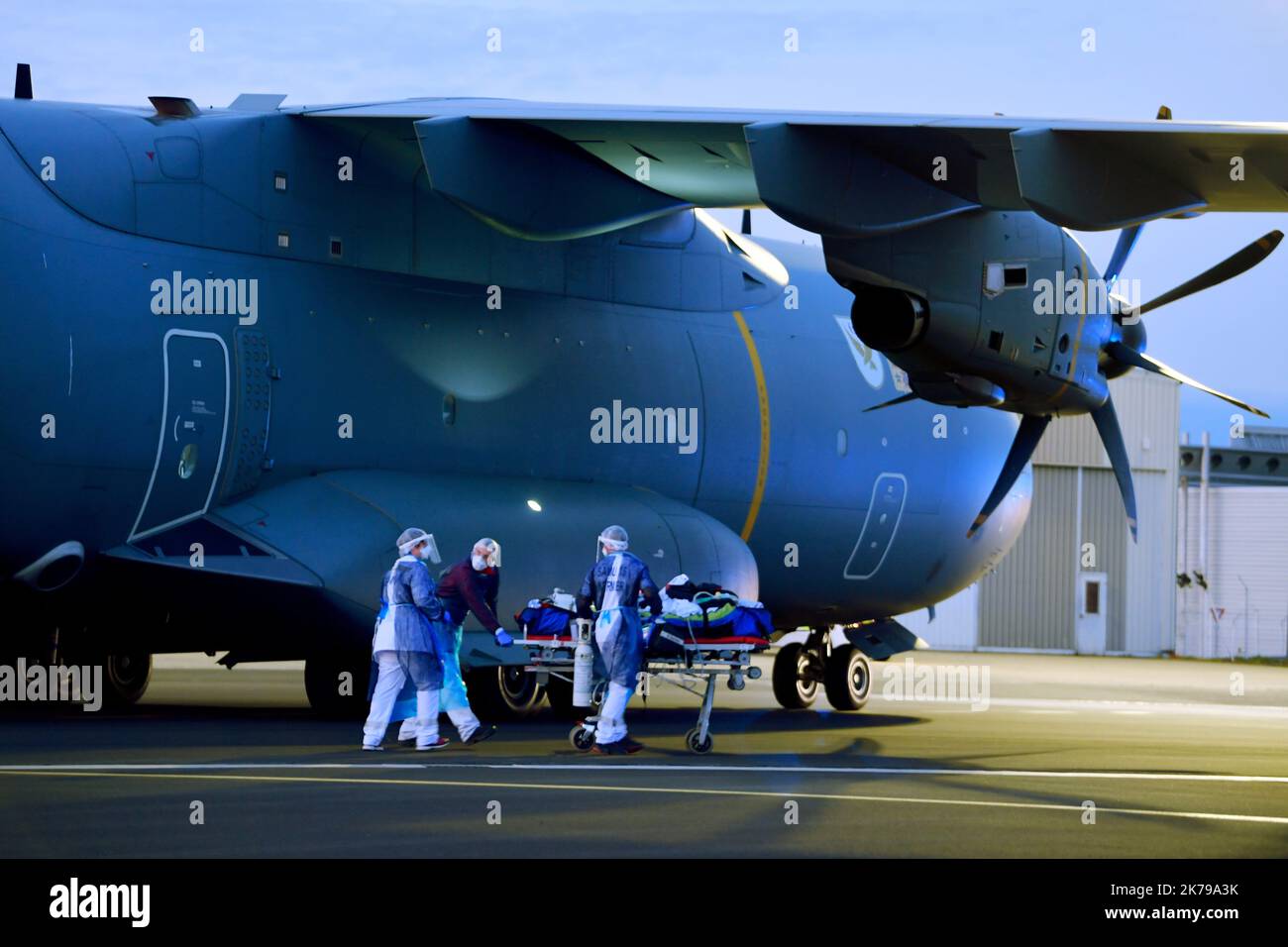 Coronavirus Übertragung von durch die Armee versicherten Patienten mit einem Flugzeug von A400M auf dem Militärstützpunkt Aulnat am 04/03/2020 Stockfoto