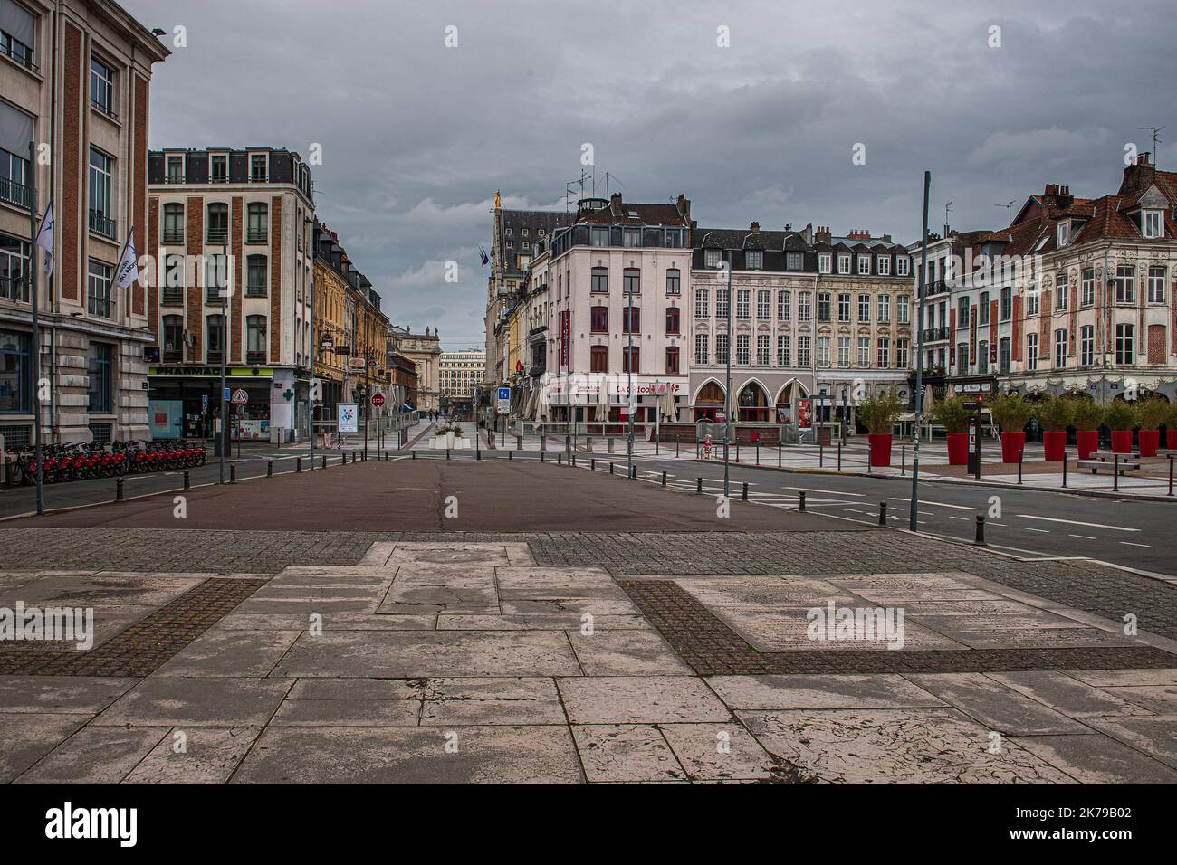 â©PHOTOPQR/VOIX DU Nord/PASCAL BONNIERE ; 06/04/2020 ; LILLE 06.04.2020 Coronavirus , covid-19 , Place Rihour .PHOTO PASCAL BONNIERE / LA VOIX DU Nord -CORONAVIRUS/ die Stadt Lille, im Norden Frankreichs, ist verlassen. Stockfoto