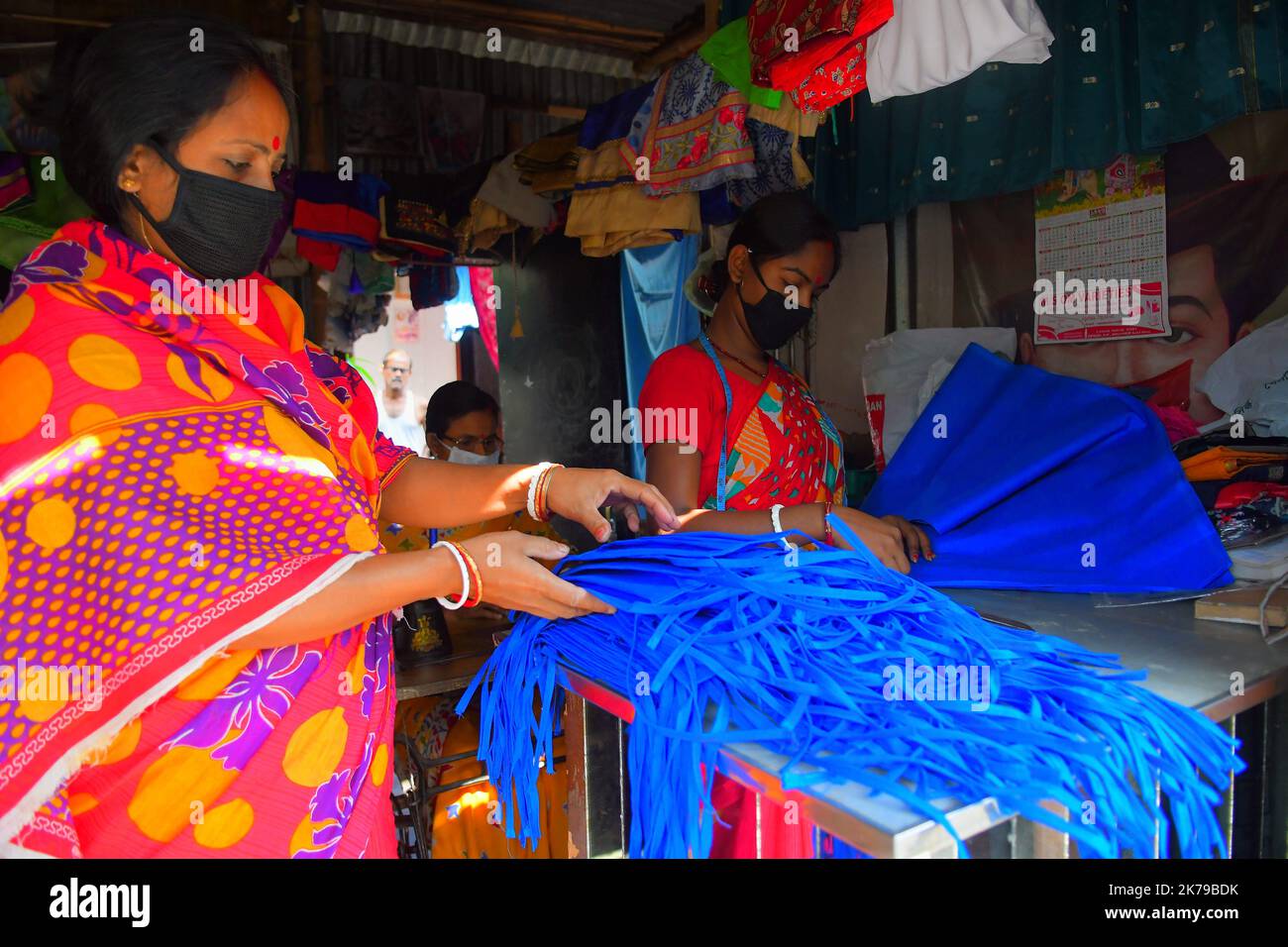 / 07/04/2020 - Indien / Tripura / Agartala - Mitarbeiter der Selbsthilfegruppe machen Masken, da die Agartala Municipal Corporation (CMA) angeordnet hat, während einer landesweiten Haftstrafe infolge der Coronavirus-Pandemie am Stadtrand von Agartala Masken für Regierungsgüter herzustellen, Hauptstadt des nordöstlichen Bundesstaates Tripura, Indien. Das Tragen einer Maske ist in Tripura, die von der Regierung von Tripura während dieser Gefangenschaft erklärt wurde, obligatorisch Stockfoto