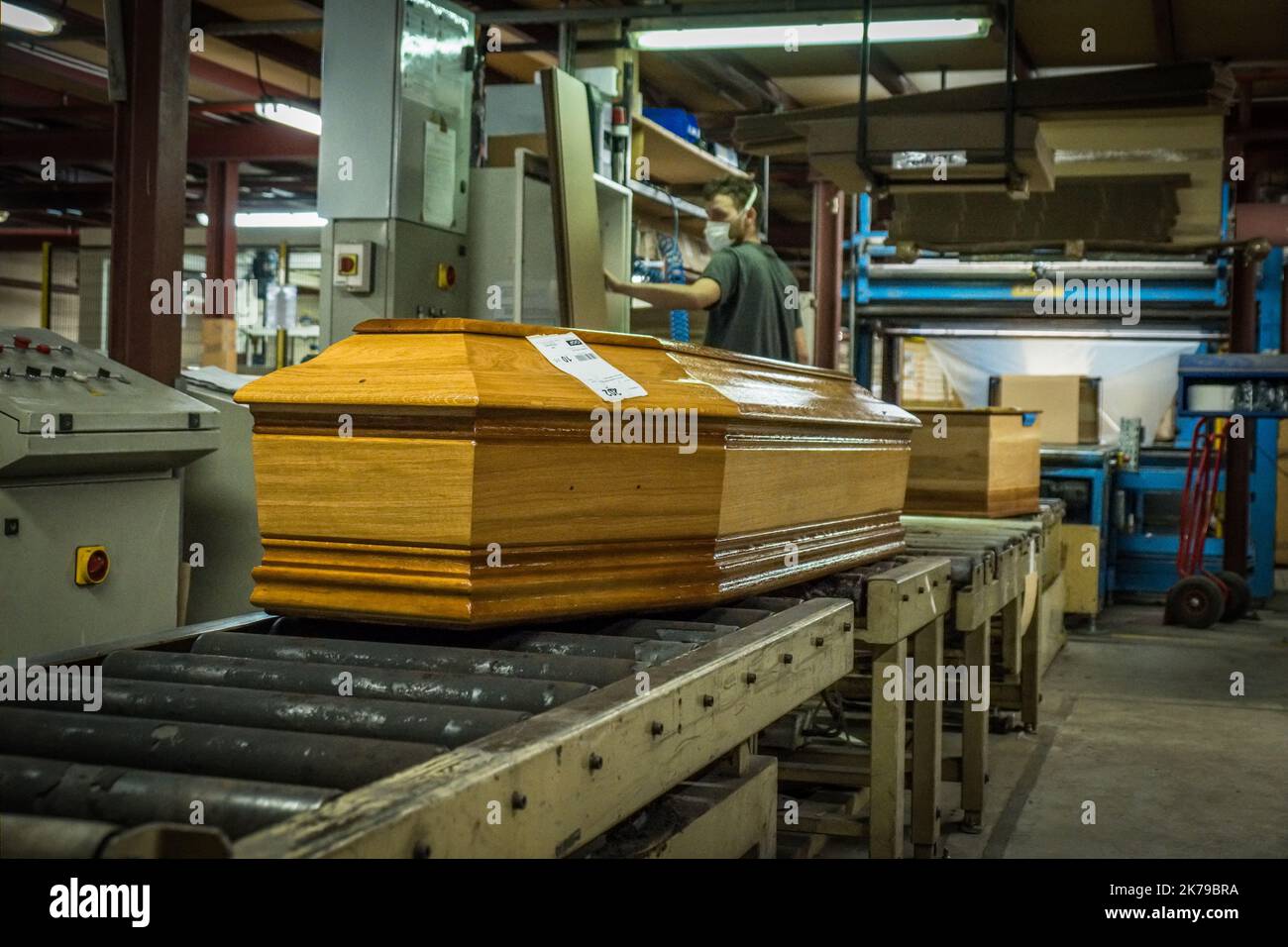 Jussey, Frankreich, april 6. 2020 - die wichtigste Sargfirma produziert in der Regel 80 000 Särge pro Jahr mit 120 Mitarbeitern. Mehr als 11 000 Menschen starben an covid-19 in Frankreich. Stockfoto