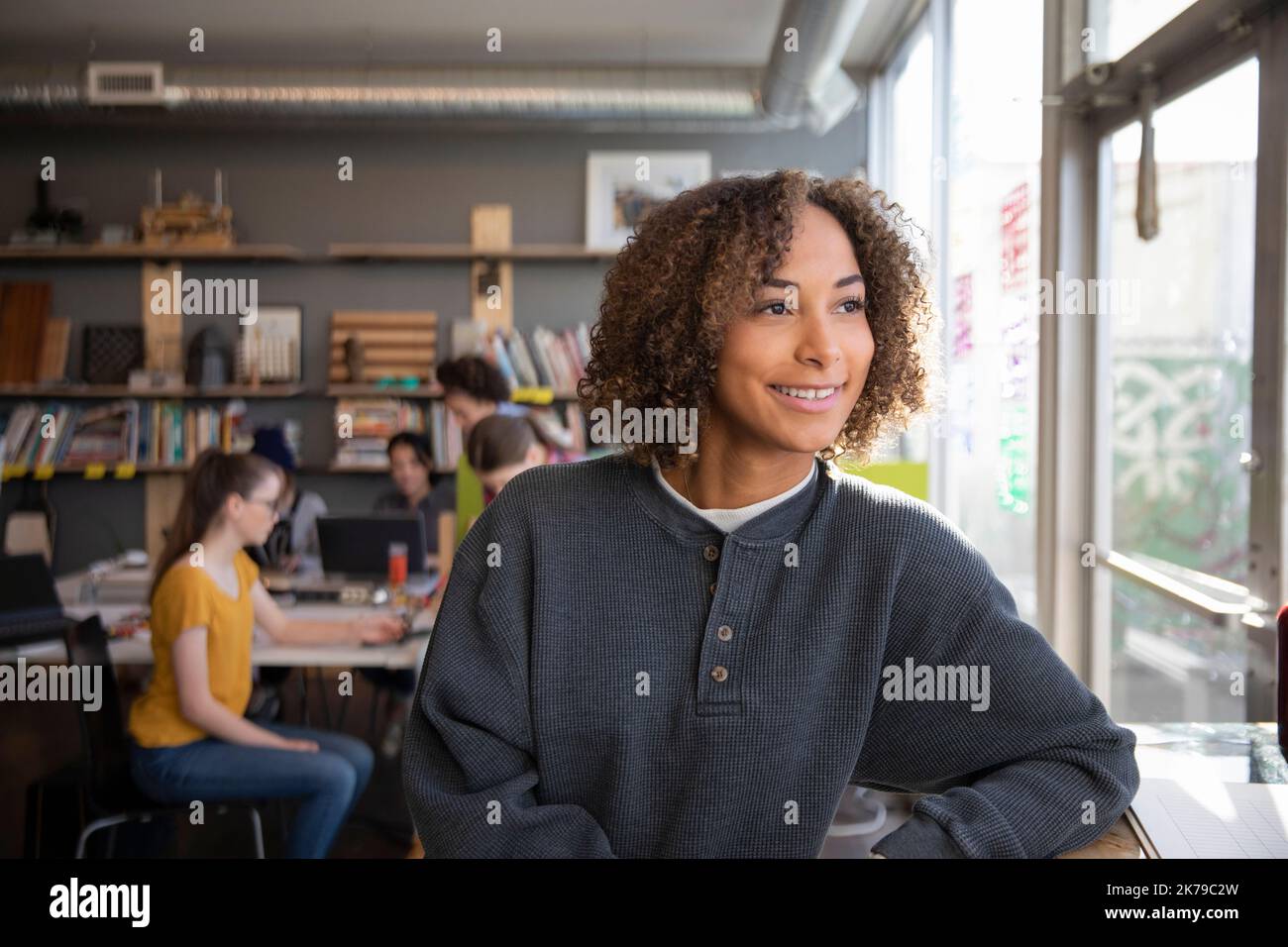 Porträt eines fröhlichen Studenten im Technikwerkstatt Stockfoto