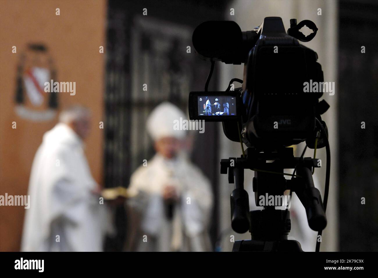 Monseigneur Le Gal feiert die Ostermesse in der leeren Kathedrale Saint Etienne. Während der Haftzeit werden die religiösen Ämter auf dem YouTube-Kanal der Diözese ausgestrahlt. Stockfoto