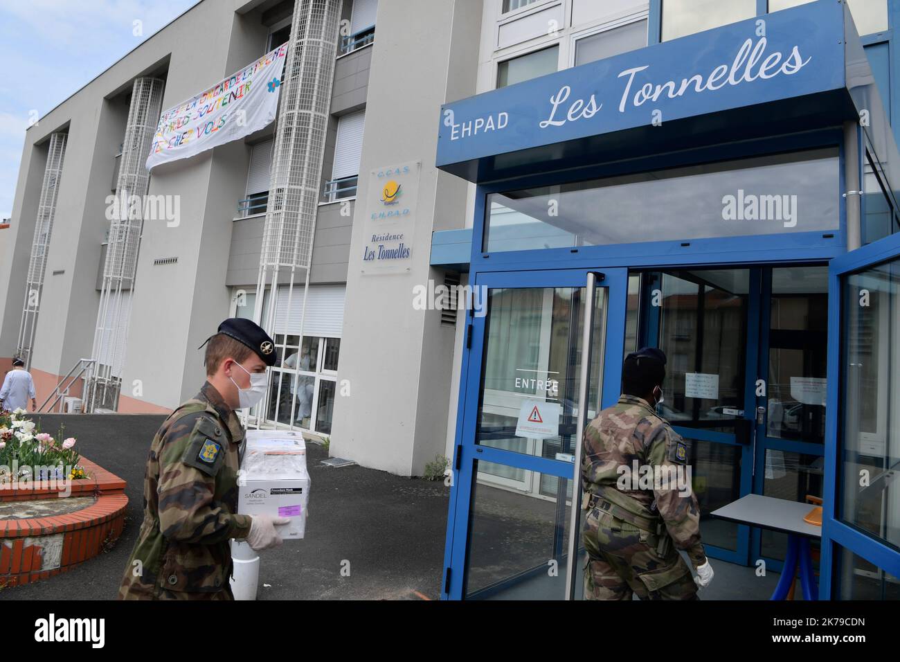 Clermont Ferrand, Frankreich, april 13. 2020 - Soldaten verteilen einige Masken in einem ehped, Seniorenheim für die schwächsten Menschen Stockfoto