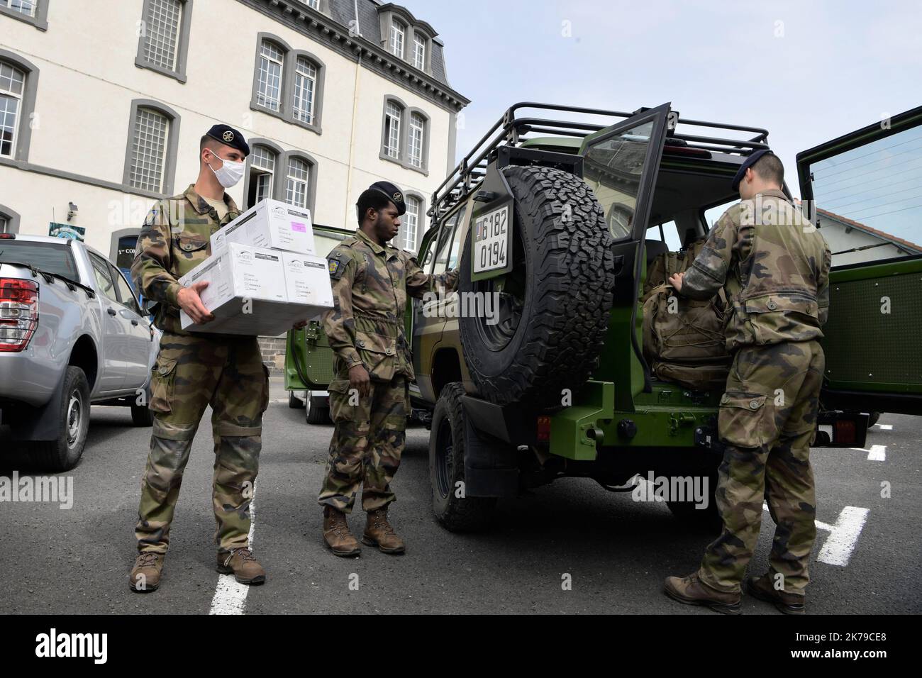 Clermont Ferrand, Frankreich, april 13. 2020 - Soldaten verteilen einige Masken in einem ehped, Seniorenheim für die schwächsten Menschen Stockfoto