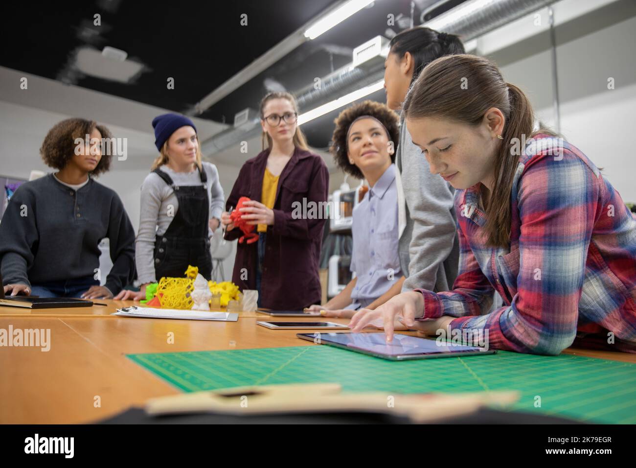 Studenten arbeiten zusammen in einer 3D-Druckerwerkstatt Stockfoto