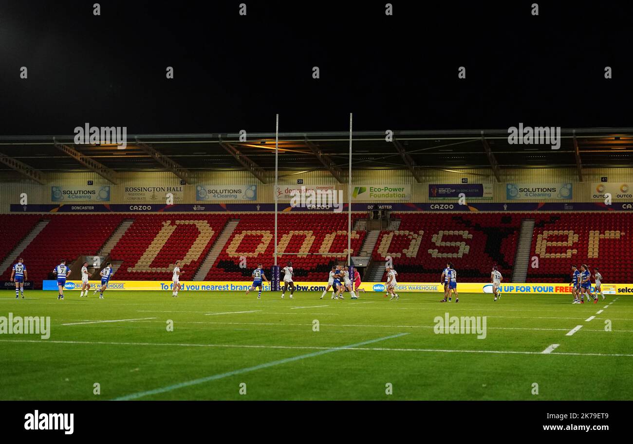 Allgemeine Ansicht des Spiels während des Rugby League World Cup-Spiels der Gruppe A im Eco-Power Stadium, Doncaster. Bilddatum: Sonntag, 17. Oktober 2022. Stockfoto
