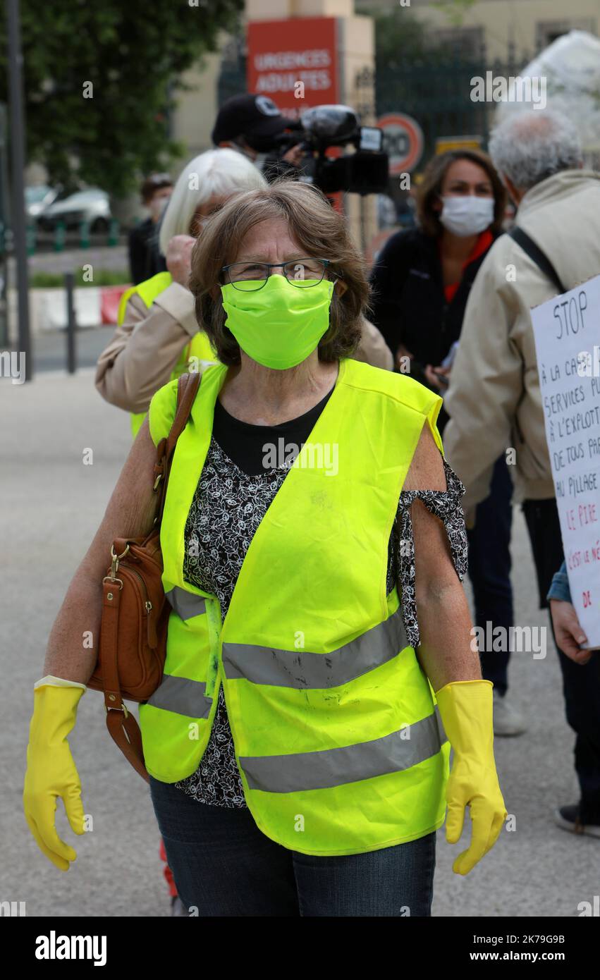 Die gelben Westen demonstrieren vor dem Krankenhaus von Timone und der IHU von Marseille. Sie bitten den Staat und die Regierung Macron um das Trinkgeld und die Verteilung von Masken, die Aufwertung der Gehälter von Menschen, die als Pflegepersonal, Kassierer und Müllsammler an vorderster Front waren. Stockfoto