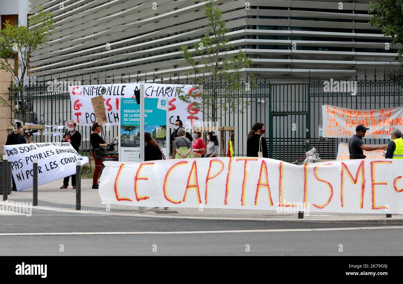 Die gelben Westen demonstrieren vor dem Krankenhaus von Timone und der IHU von Marseille. Sie bitten den Staat und die Regierung Macron um das Trinkgeld und die Verteilung von Masken, die Aufwertung der Gehälter von Menschen, die als Pflegepersonal, Kassierer und Müllsammler an vorderster Front waren. Stockfoto