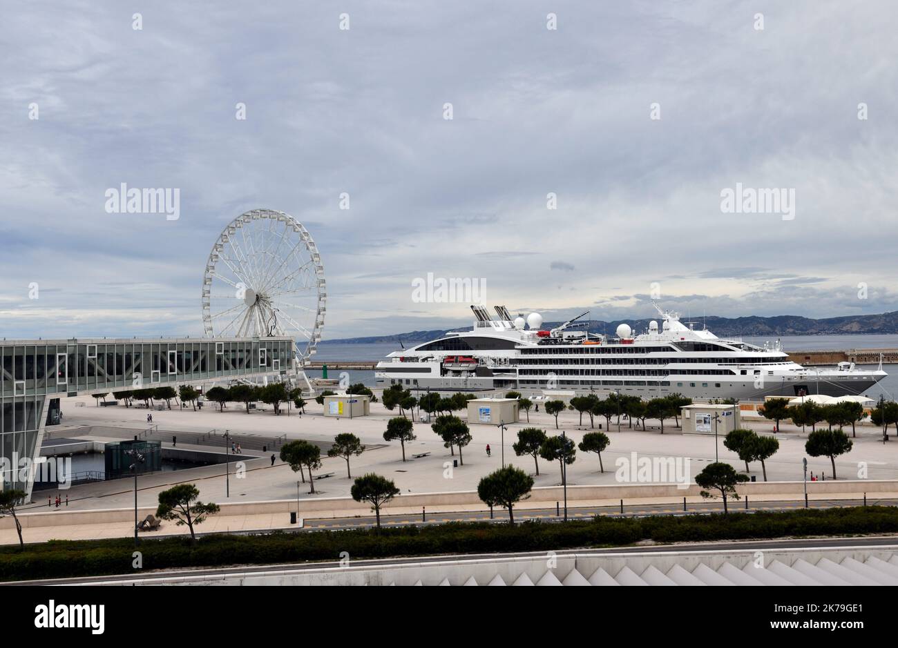 Le Lyrial und Le Boreal, zwei Schiffe der Ponant Company, werden in Marseille, Frankreich, angedockt Stockfoto