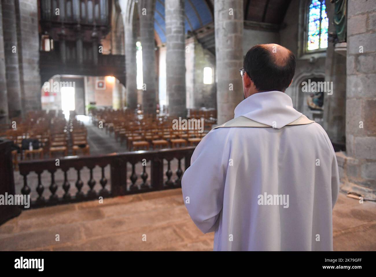 Ein Priester steht in einer leeren Kirche in der französischen Stadt Morlaix. Stockfoto