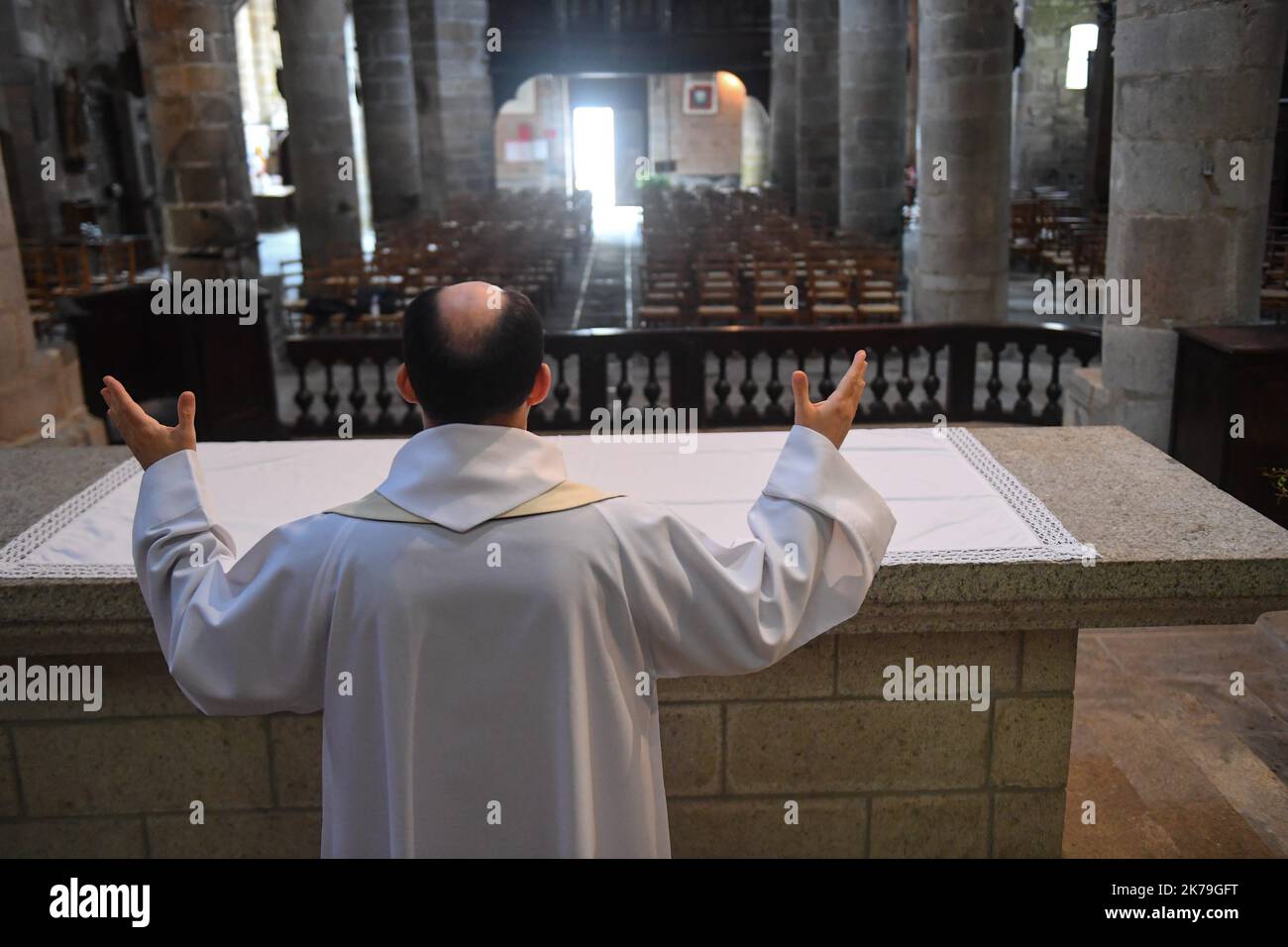 Ein Priester steht in einer leeren Kirche in der französischen Stadt Morlaix. Stockfoto