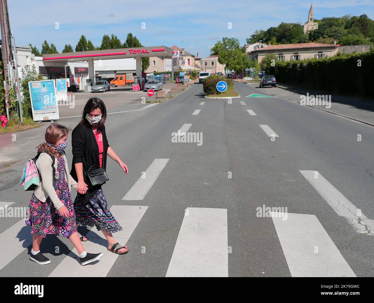 Frankreich wird wahrscheinlich am 11. Mai, während der Coronavirus-Krise, Schulen wieder eröffnen. COVID19 CORONAVIRUS ZUR WIEDERAUFNAHME VON SCHULEN, RÜCKKEHR NACH COVID IN DIE SCHULE, POST-CORONAVIRUS IN SCHULEN LATRESNE 5. MAI 2020 ** FAMILIENFOTOS OK ** Stockfoto