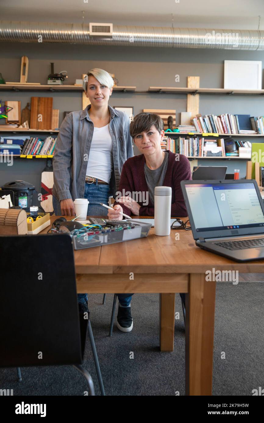 Porträt zweier Frauen im Kreativbüro Stockfoto