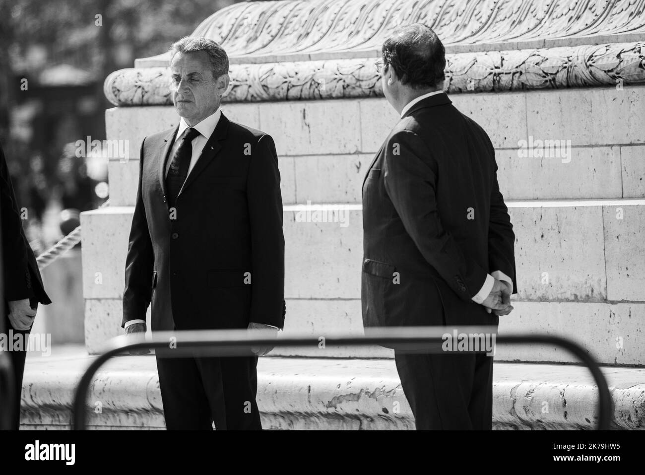 Nicolas Sarkozy, Francois Hollande, Anciens Presidents de la republique Pool/Maxppp - Frankreich, 8. 2020. Mai - Gedenkfeier zum Waffenstillstand vom 8. Mai 1945 während der Gefangenschaft in Frankreich im Zusammenhang mit den covid19 Stockfoto