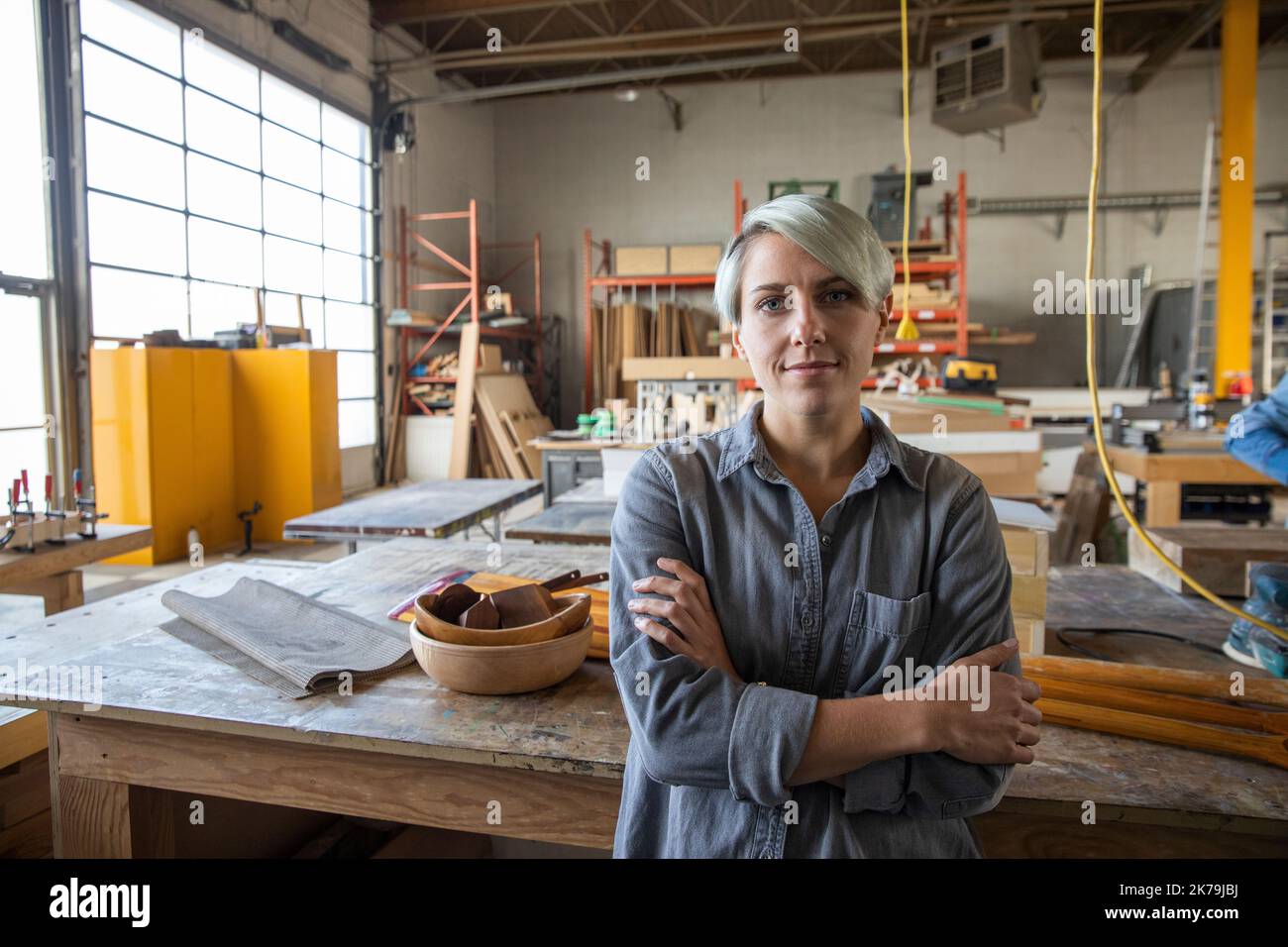 Porträt einer jungen Frau im Holzwerkerstudio Stockfoto