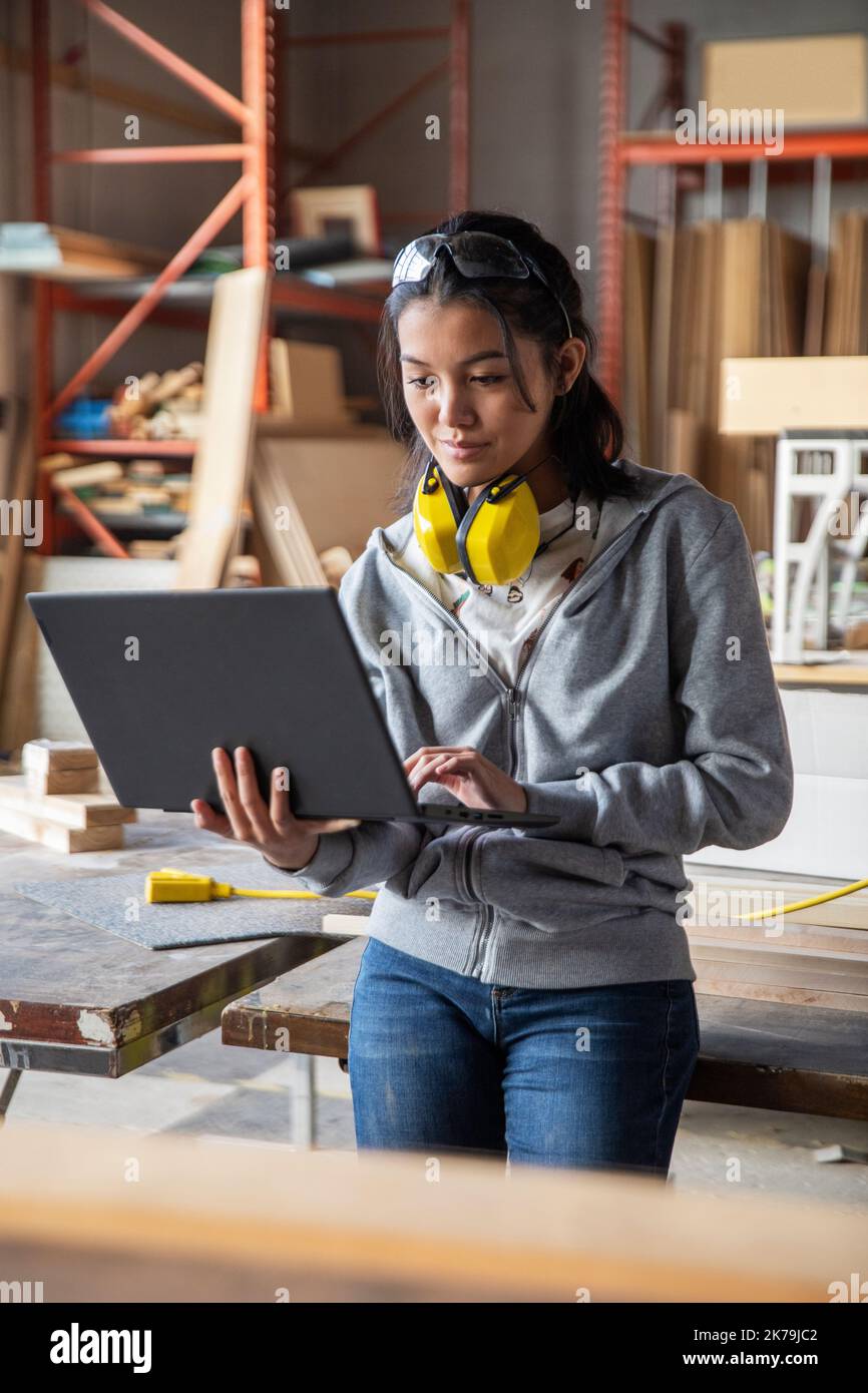 Studentin mit Laptop in der Werkstatt Stockfoto