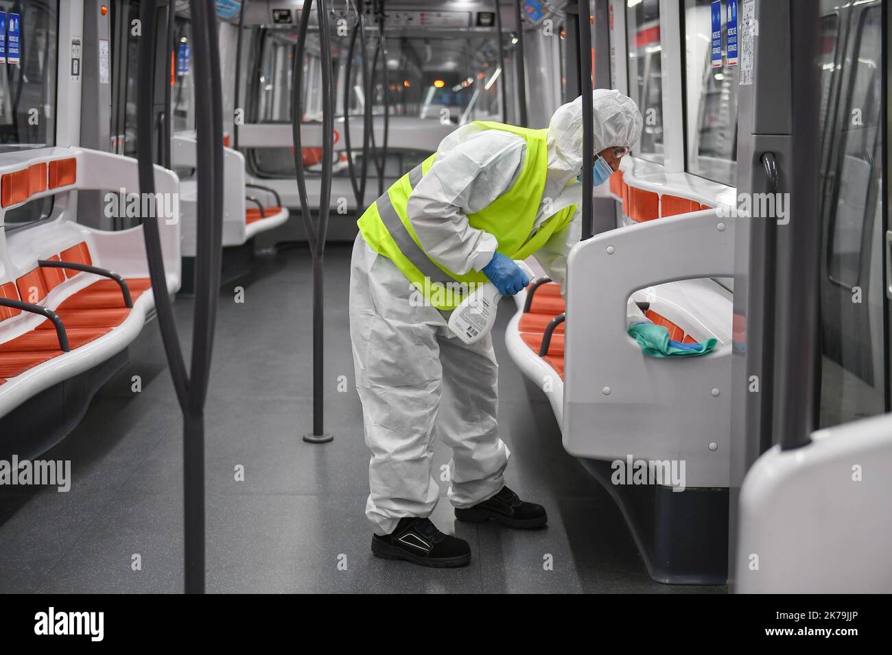 Keolis Lyon, das im Auftrag von SYTRAL das öffentliche Verkehrsnetz von Lyon betreibt, arbeitet jeden Abend mit dem Reinigungsunternehmen Atalian zusammen, um jeden U-Bahn-Zug vollständig zu desinfizieren. Bars und Griffe, Armlehnen, Türöffner werden täglich mit einem Viruzid desinfiziert. Stockfoto